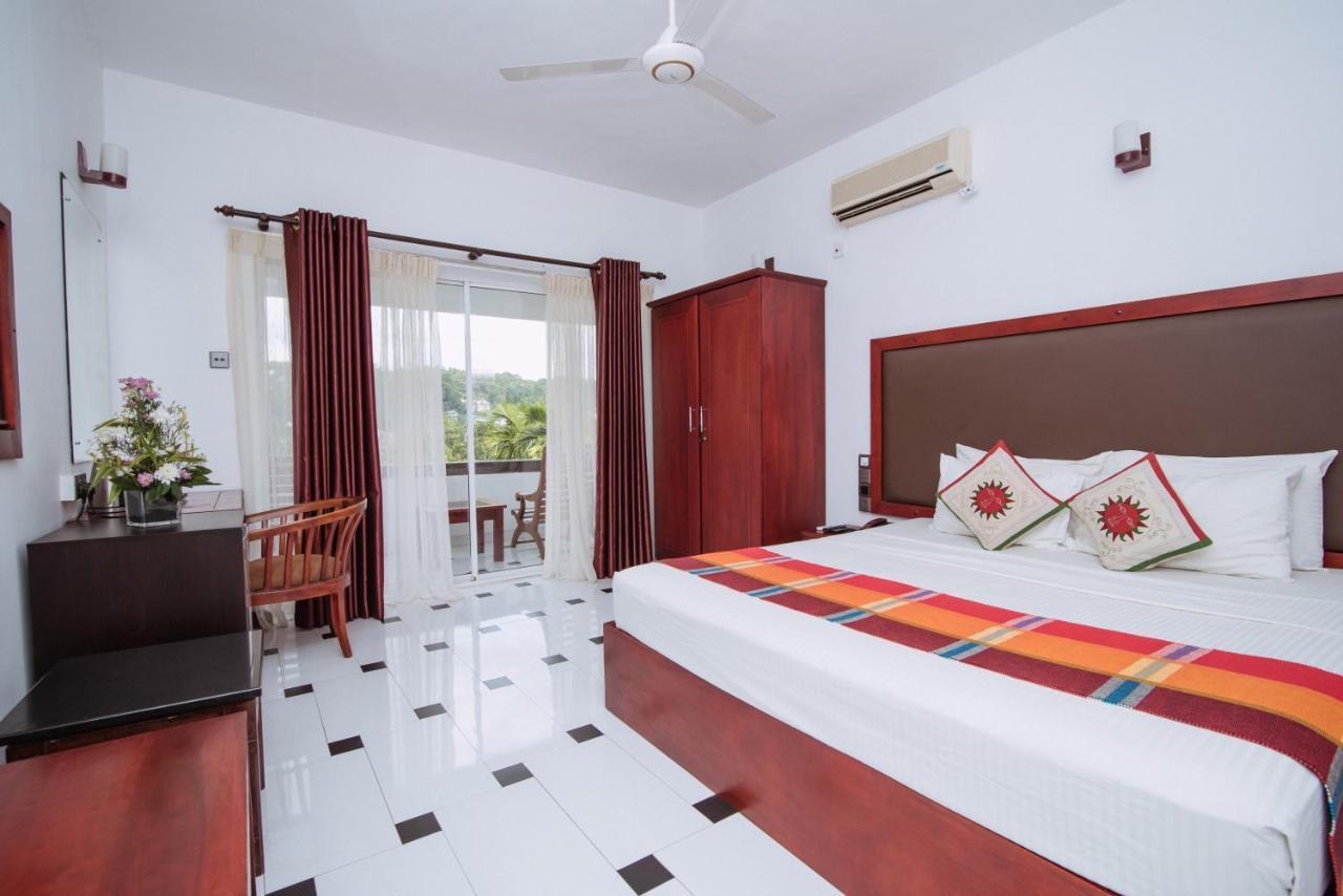 Hotel Kandyan Exterior foto